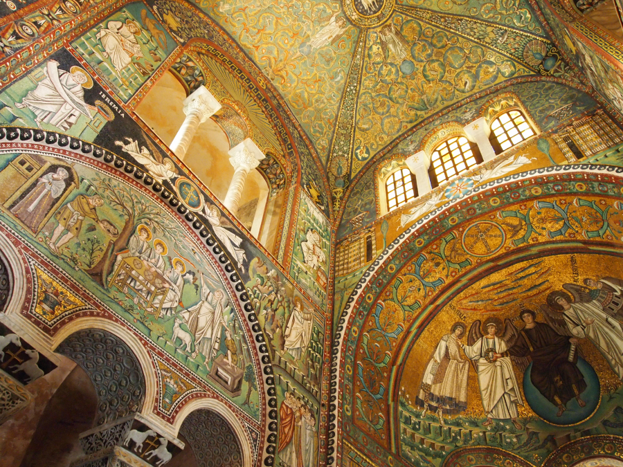 Những câu chuyện được minh họa trên tường và trần của San Vitale thể hiện ý thức hệ và niềm tin Kitô giáo trong thời kỳ Justinian. Sự kết hợp tinh tế giữa thẩm mỹ phương Đông - Tây trong 1.500 năm cũng góp phần tạo nên kiến trúc độc đáo của nhà thờ.