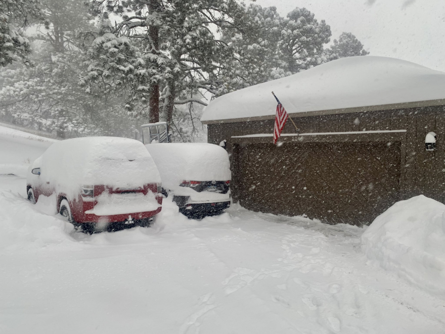 Trận bão tuyết chôn vùi đường phố dưới lớp tuyết dày từ 20 đến 40 cm.