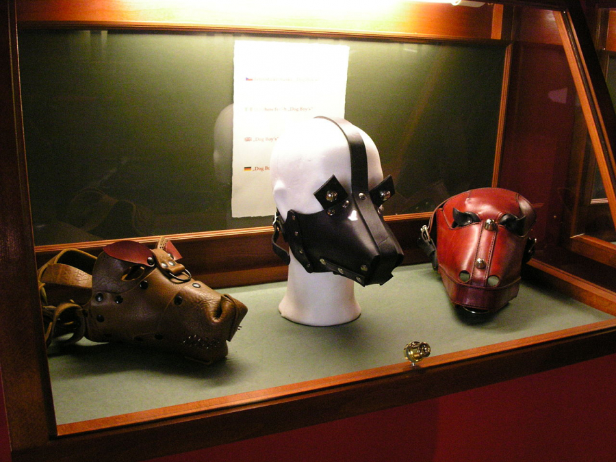 Mặt nạ BDSM được trưng bày tại Sex Machines Museum