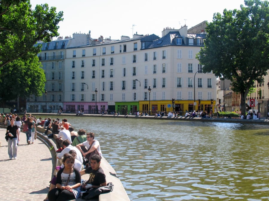 Mọi người ngồi tắm nắng mùa xuân dọc theo kênh Saint-Martin