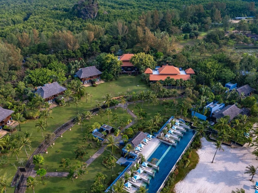 Four Seasons Resort Langkawi được bao quanh bởi những khu vườn kiểng và những khu rừng tươi tốt