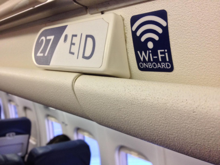 Để biết chuyến bay của mình có hỗ trợ wifi hay không, bạn có thể quan sát khi đặt vé, biểu tượng wifi nếu có sẽ xuất hiện ngay bên cạnh chuyến bay của bạn. Bạn cũng có thể hỏi qua đại lý (nếu đặt qua đại lý) hoặc gọi điện lên tổng đài hỗ trợ của hãng hàng không.