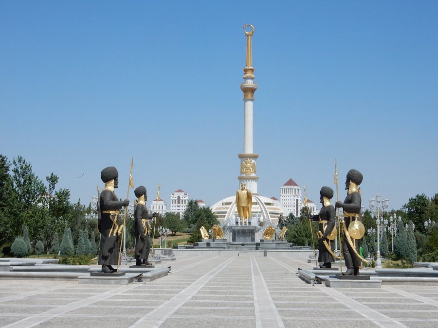 Còn ở Turkmenistan, một quốc gia nằm trong danh sách “trắng” virus corona thì sử dụng biện pháp ứng biến khác, đó là cấm các phương tiện truyền thông sử dụng từ 