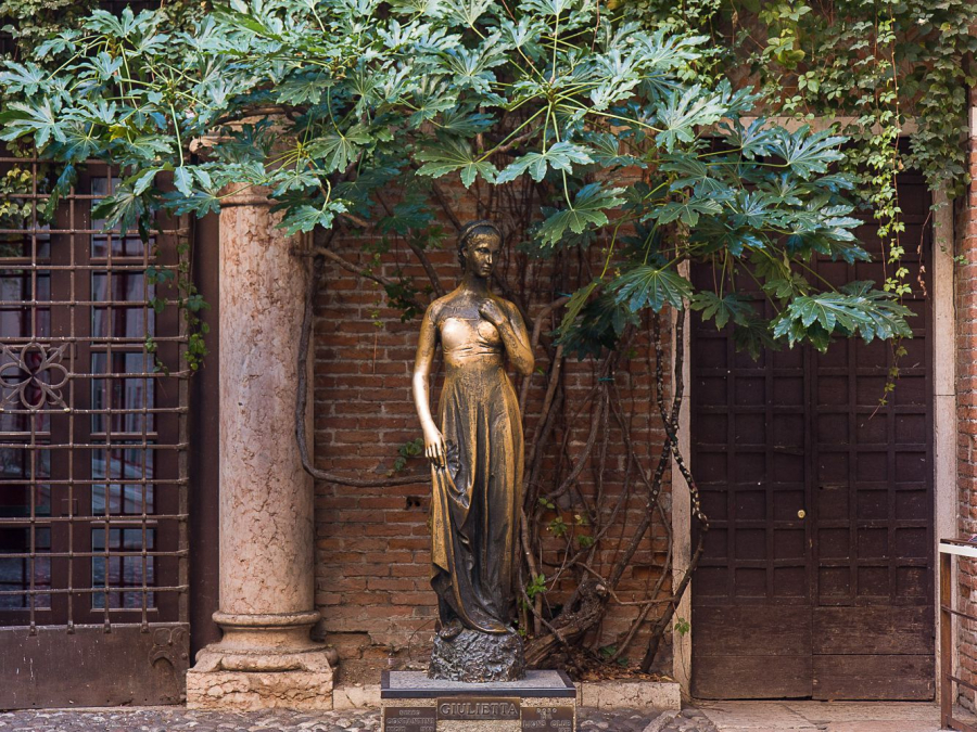 Bức tượng Juliet trong vườn nhà