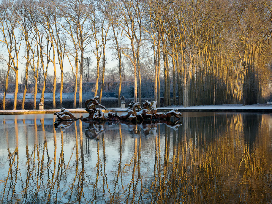 Những tác phẩm điêu khắc được sắp đặt trên mặt hồ trong khu vườn Versailles
