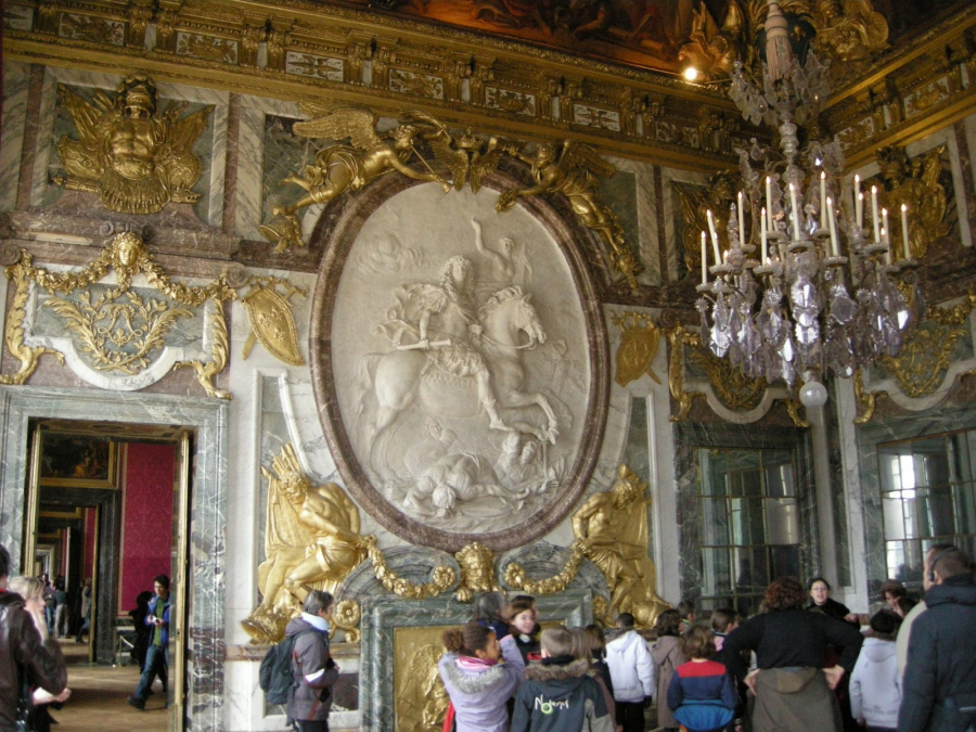 Tất cả những bức tranh, phù điêu và mái vòm lớn được trang trí tại đây đều ca tụng vị Vua Mặt Trời nổi tiếng của nước Pháp