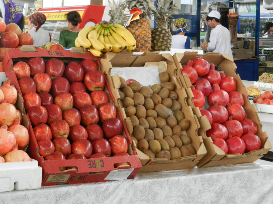 Hoa quả đa dạng được bày bán trong chợ.