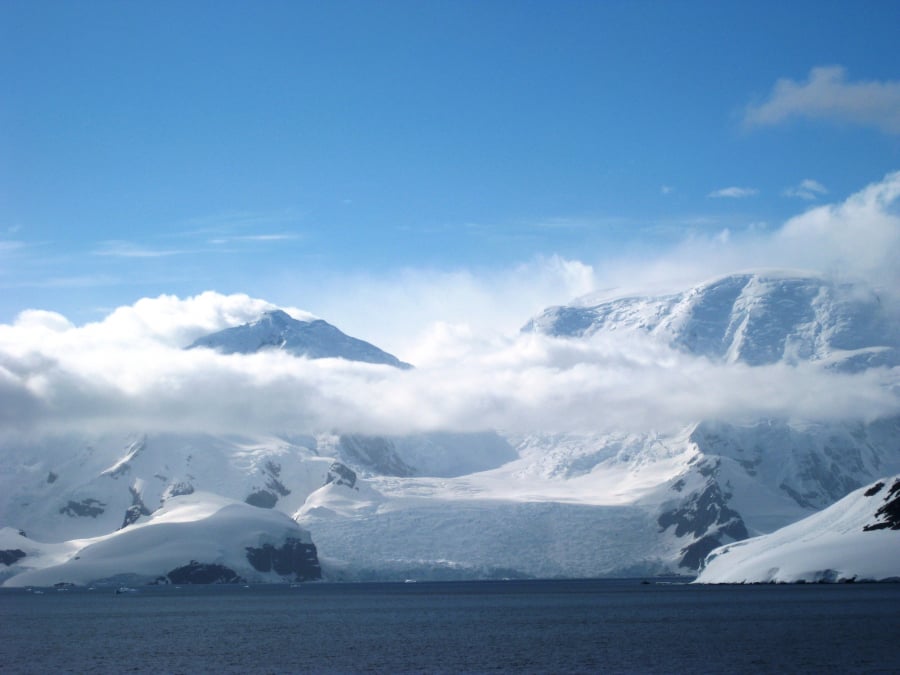 Đến Nam Cực, du khách chắc chắn sẽ bị choáng ngợp bởi vẻ hùng vĩ của những núi băng lớn màu trắng xóa.