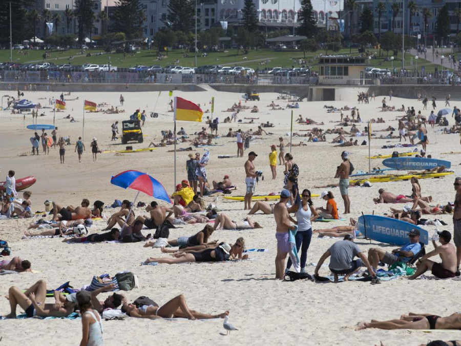 Người đi biển tận hưởng dịp mùa thu ấm áp bất thường với nhiệt độ từ 30-34 độ C hôm 20 và 21/3 trên bãi biển Bondi tại Sydney