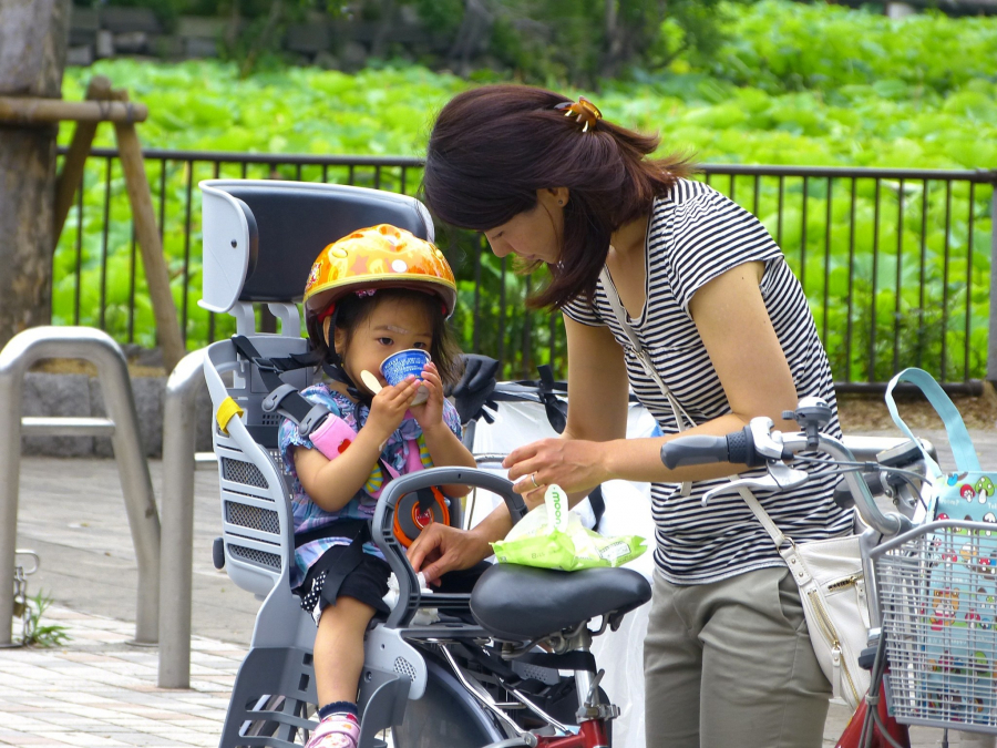 Canva-Japan-Tokyo-Ueno-Women-Kid-Japanese-Park-Bicycle