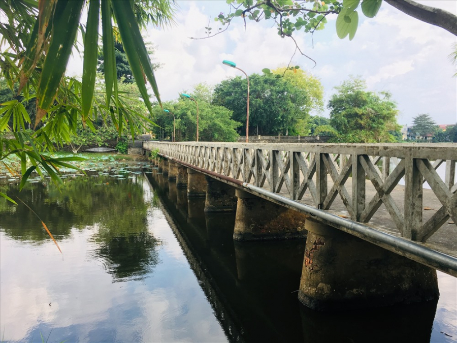 Cầu Hồng Cừ bắc qua đảo Bồng Lai ở hồ Tịnh Tâm