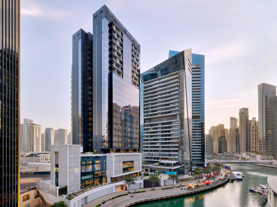 Crowne Plaza Dubai với tầm nhìn một mặt hướng ra sông và một mặt hướng vào trung tâm thành phố