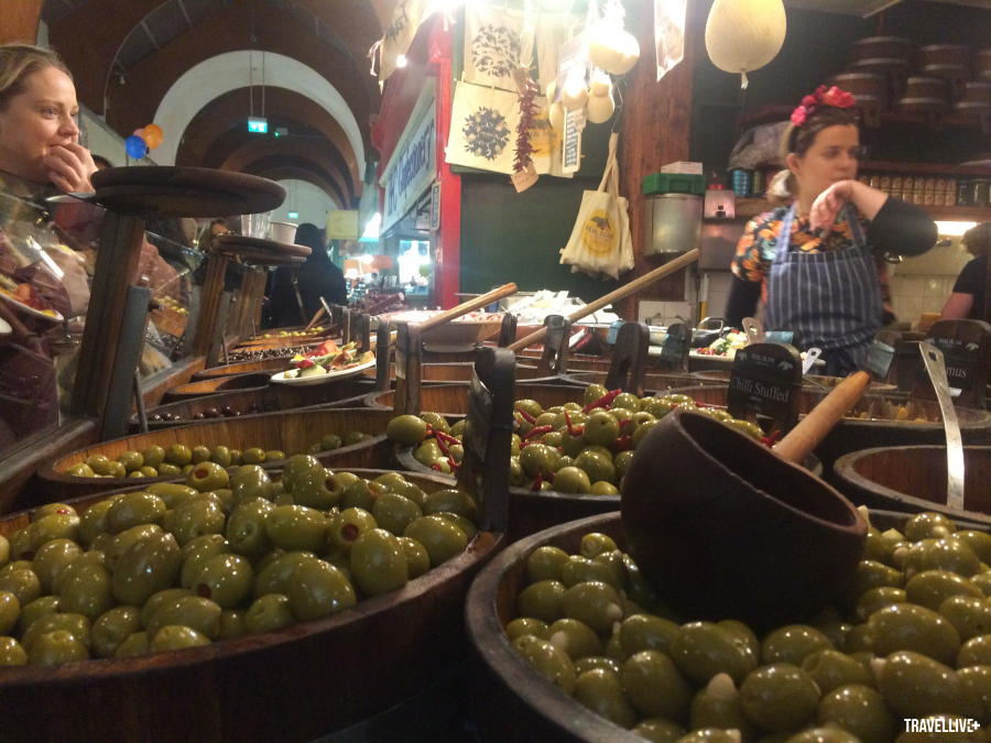 Một gian hàng bán quả olive ngâm trong chợ Anh ngữ (English Market)