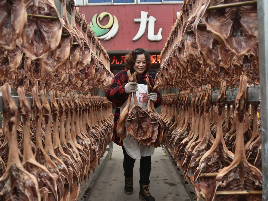 Một chủ cửa hàng vịt phơi khô ở thị trấn Bành Đức, Thành Đô, tỉnh Tứ Xuyên. Đây là khu vực nổi tiếng với món vịt được chế biến theo nhiều cách thức khác nhau.