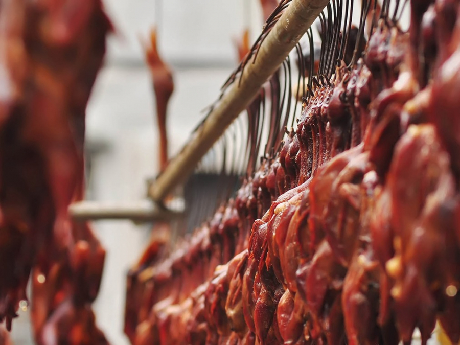 Những dãy thịt gà, cá, xúc xích tẩm ướp được bày bán rất nhiều ở thành phố Thiệu Hưng, tỉnh Chiết Giang