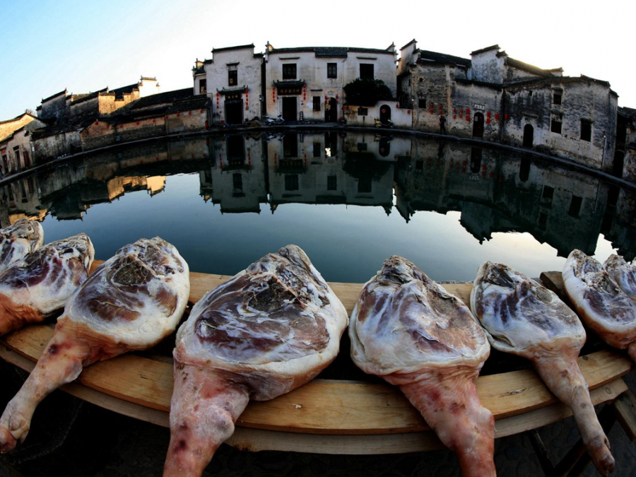 Người dân Huệ Châu thuộc tỉnh An Huy, Trung Quốc phơi thịt gà trên những thanh tre dưới nắng để chuẩn bị cho Tết Nguyên đán. Đây là một truyền thống mà người dân Huệ Châu rất tự hào.