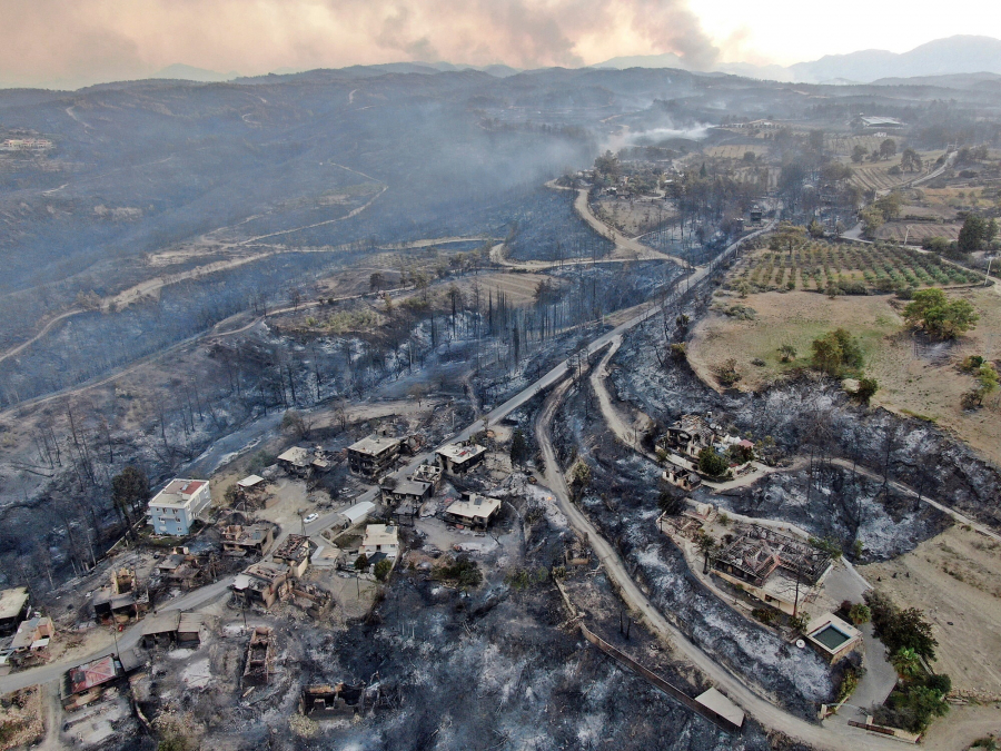 Cháy rừng phá hủy các ngôi nhà gần thị trấn ven biển Manavgat, Thổ Nhĩ Kỳ. (Ảnh: Suat Metin/IHA, Associated Press)