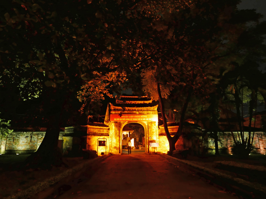 Cổng vào điện Kính Thiên nằm trên phố Hoàng Diệu  