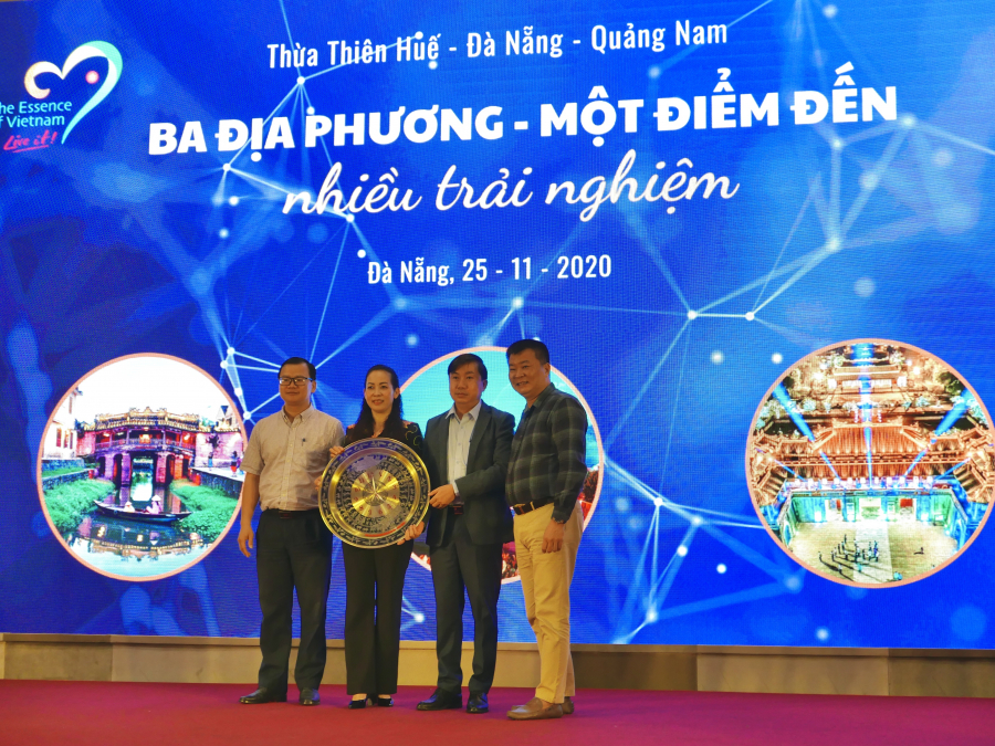 Đại diện CLB Lữ hành UNESCO trao quà lưu niệm cho Sở Du lịch Đà Nẵng, Thừa Thiên - Huế và Quảng Nam