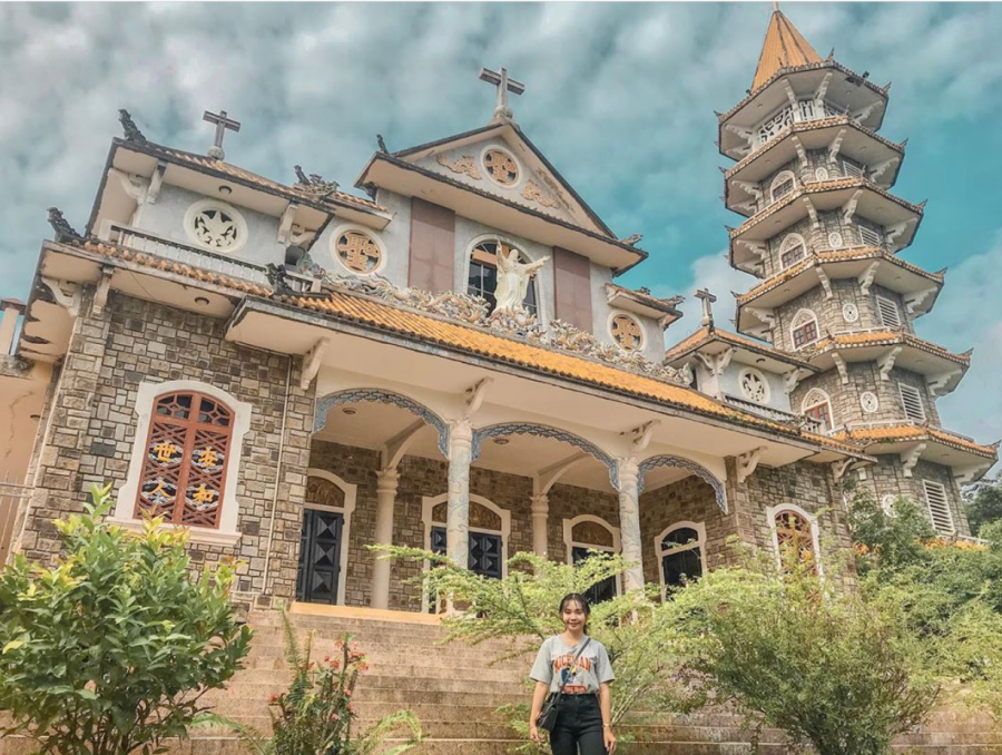 Nhà thờ Thiên An tuy không xuất hiện trong Mắt Biếc nhưng du khách khi đến thăm đồi thông thường không quên ghé qua nơi này để chụp ảnh (Ảnh: @nlpt.kyy)