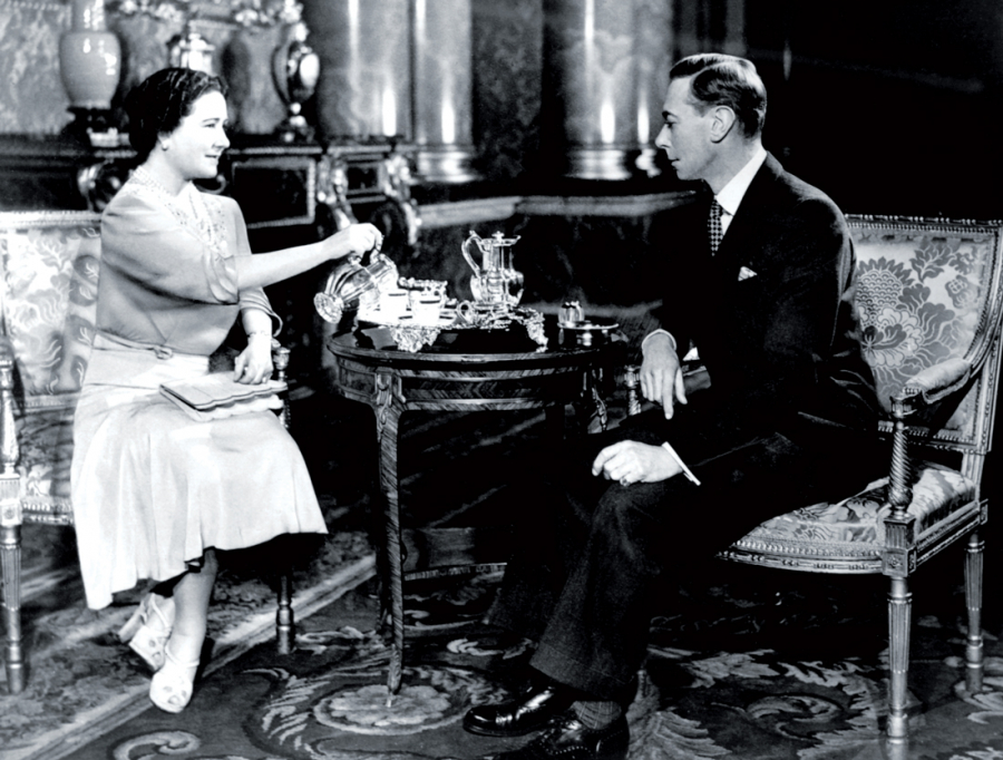 Vua George VI (1895 – 1952) và Hoàng hậu Elizabeth (1900 – 2002) đang uống trà tại Cung điện Buckingham năm 1948