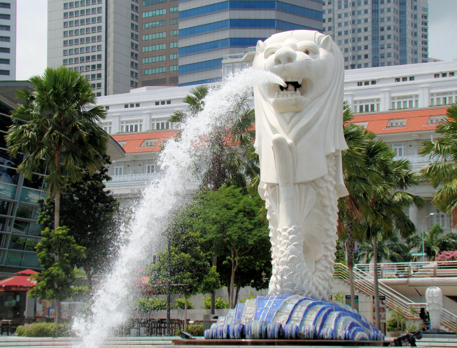 Merlion là bức tượng linh thú đại diện cho quốc đảo Singapore.
