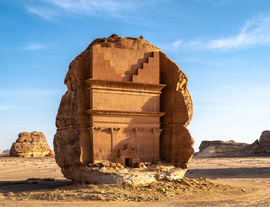 Lăng mộ lớn nhất ở Hegra, cao khoảng 22 m, là Lăng mộ nguyên khối của Lihyan, con trai của Kuza, còn gọi là Qasr al-Farid