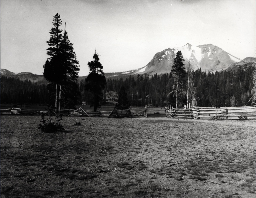 Lassen Peak ở Bắc California chụp từ bãi cỏ Jessen vào năm 1910 - Ảnh: R.E. Stingson