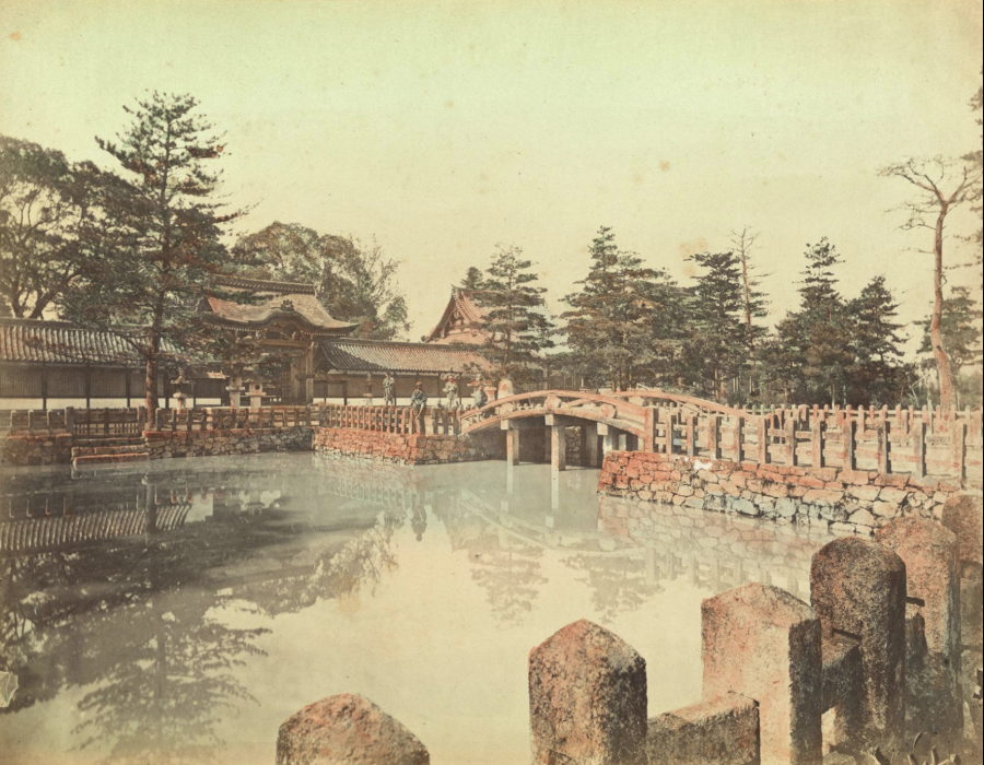 Harris và Eleanor Phelps đã thu thập được hơn một nghìn bức ảnh lưu niệm về chuyến du lịch của họ, ví dụ như bức ảnh chụp ngôi đền gần Kyoto này. Con trai của họ đã tặng 27 album ảnh của họ cho National Geographic vào năm 1953.  (Ảnh từ bộ sưu tập của Phelps)