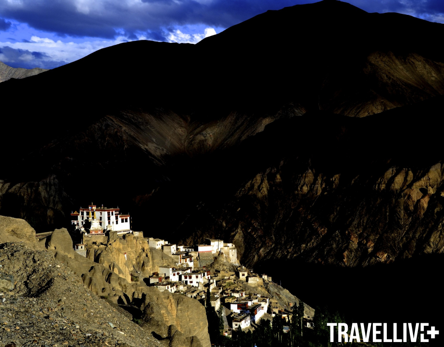 Tu viện trắng trên sườn núi - một cảnh thường gặp ở Ladakh