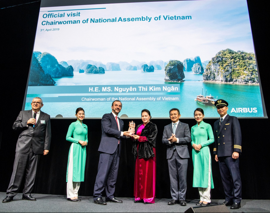 Lễ ra mắt máy bay Airbus A350-900 thứ 14 của Vietnam Airlines diễn ra dưới sự chứng kiến của Chủ tịch Quốc hội Việt Nam, Nguyễn Thị Kim Ngân và các đại biểu trong Đoàn cấp cao Quốc hội Việt Nam