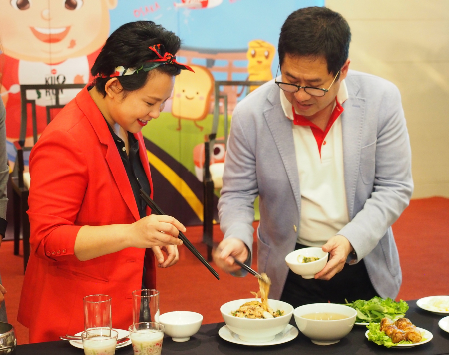 Ông Kanjanapokin và bà Topaz thưởng thức ẩm thực Việt Nam