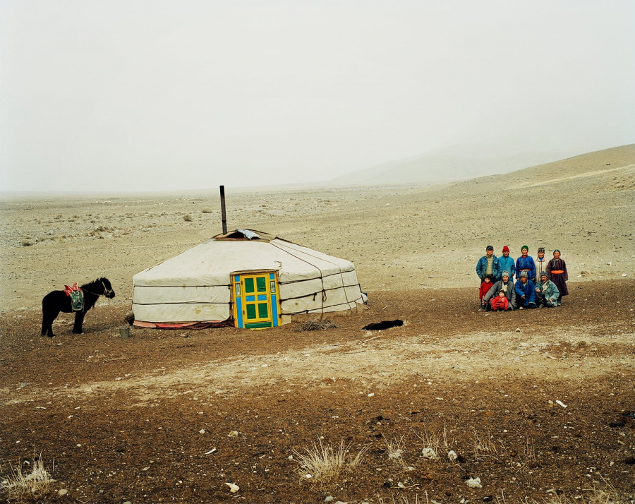 Một gia đình người Mông Cổ đang đứng bên ngoài yurt (lều) gần hồ Üüreg, phía tây Mông Cổ.