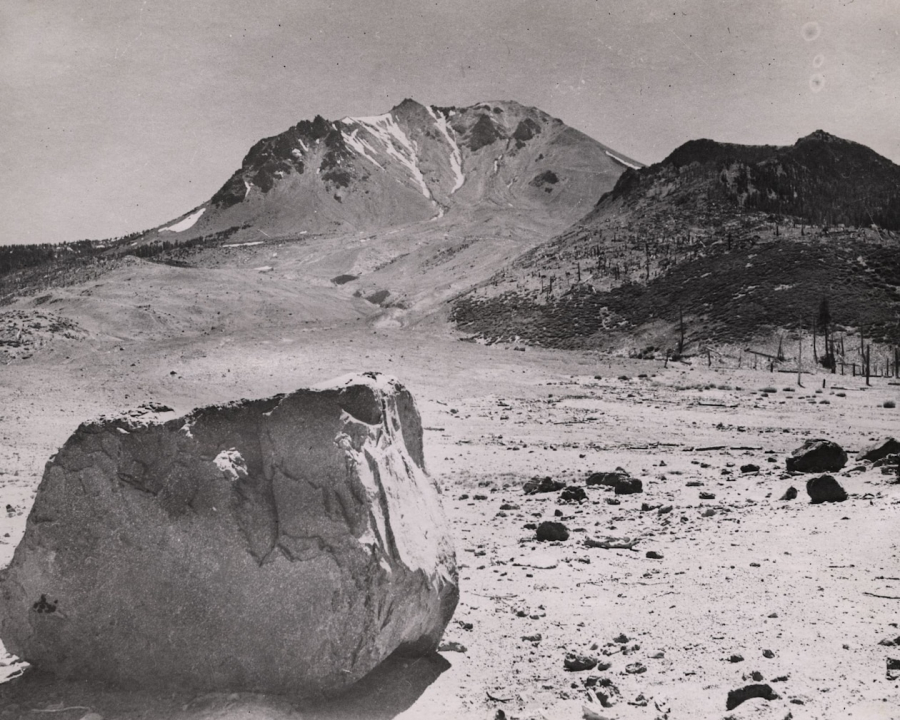 Lassen Peak chụp từ trên đỉnh thung lũng Lost Creek sau vụ nổ núi lửa năm 1915 - Ảnh: Benjamin Franklin Loomis.