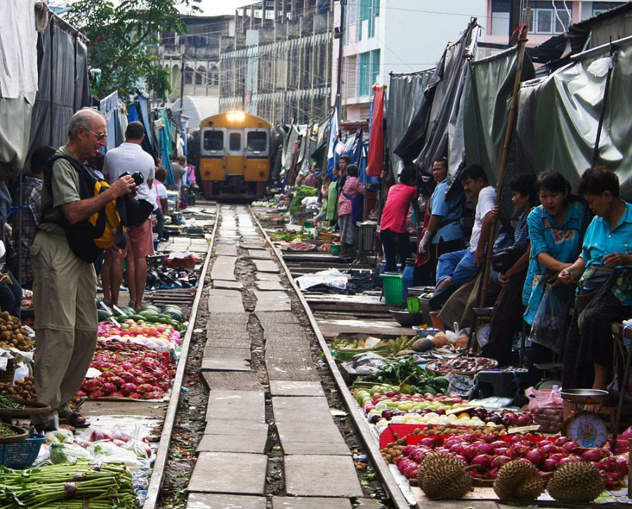 Du khách chụp ảnh chợ đường tàu ở Thái Lan