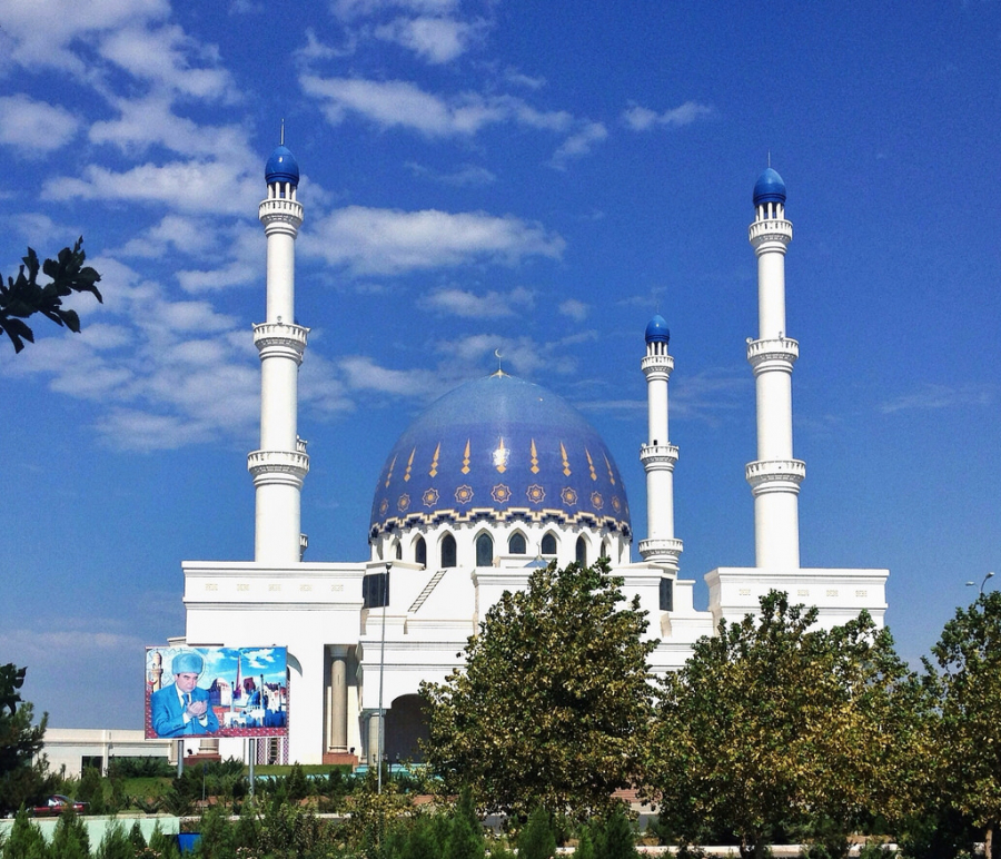 Nhà thờ Hồi giáo Gurbanguly Hajji Mosque với sắc trắng nổi bật cùng mái vòm xanh đặc trưng.