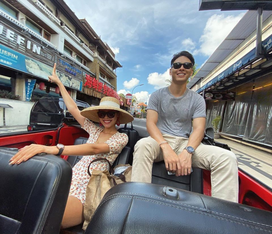 Jay Quân thích thú khi cùng vợ Chúng Huyền Thanh khám phá cảnh đẹp trên chiếc xe cổ mui trần