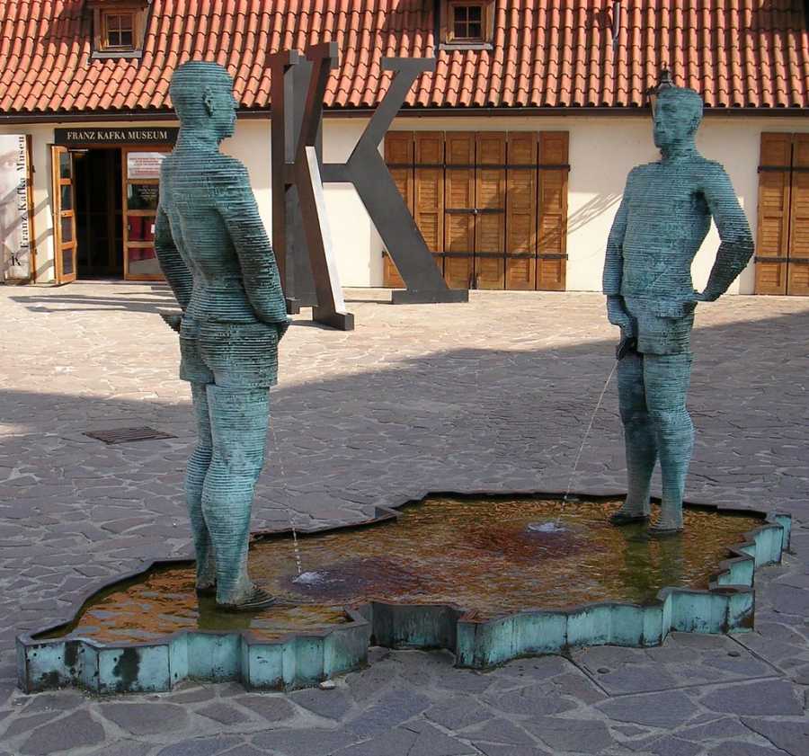 Những bức tượng đi tiểu nổi tiếng bên ngoài Bảo tàng Kafka