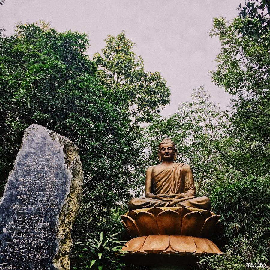 Những câu kinh kệ khắc trên đá là biểu tượng của chùa Huyền Không Sơn Thượng