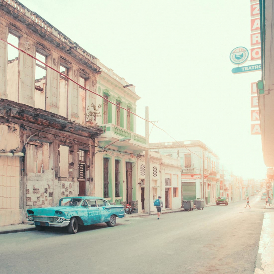 Những chiếc xe hơi cổ trên khắp đường phố - hình ảnh thường thấy ở thủ đô Cuba - được bắt gặp trong rất nhiều những khung hình của Havard.