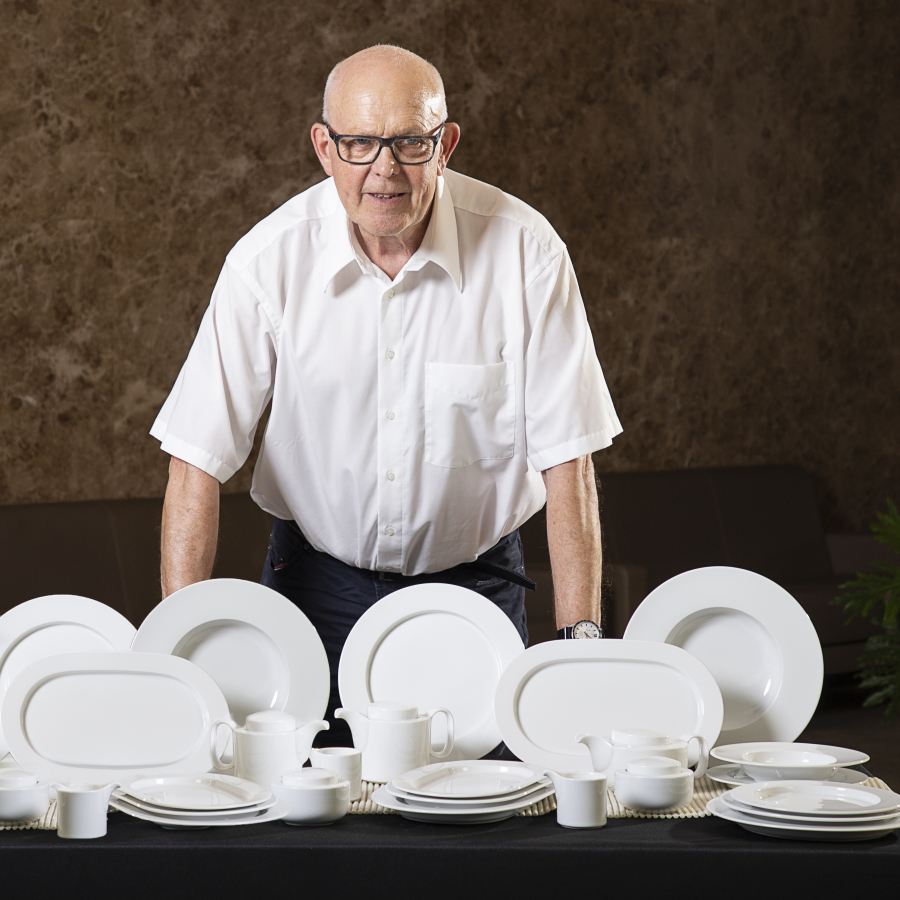 Nhà thiết kế nổi tiếng người Đức - Hans Wilhelm Seitz, người đã hợp tác cùng Minh Long từ năm 2012 để cùng sáng tạo ra những sản phẩm gốm sứ 