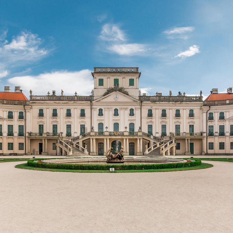 Lâu đài Esterházy nhìn từ chính diện