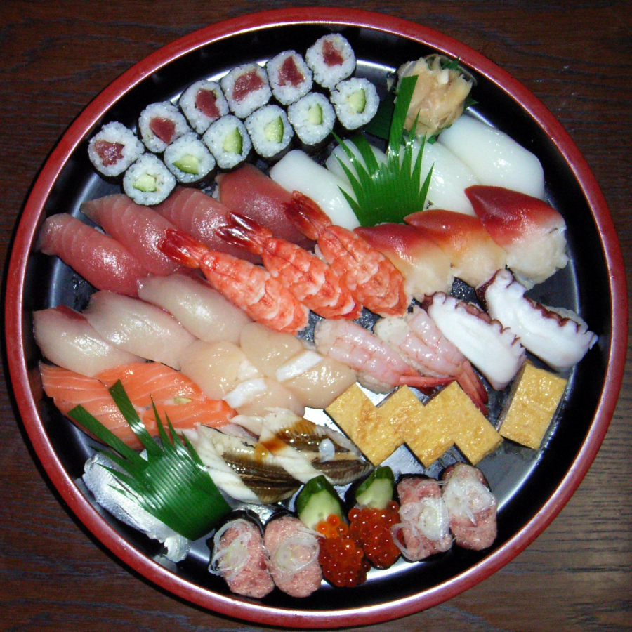 Món sushi truyền thống gồm cơm trộn giấm (shari) kết hợp với các nguyên liệu khác (neta). Neta và hình thức trình bày sushi rất đa dạng, nhưng nguyên liệu chính mà tất cả các loại sushi đều có là shari. Neta phổ biến nhất là hải sản.