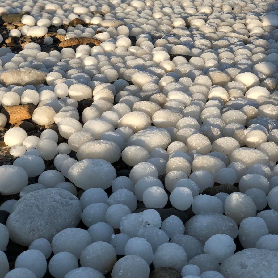 Nhưng khối tròn xếp chồng lên nhau trên bãi biển như một “bộ sưu tập” của những viên cầu băng hình trứng