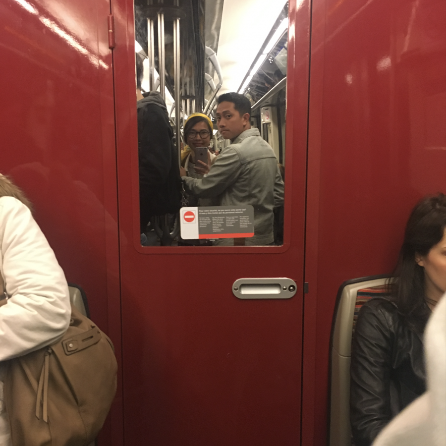 Ảnh chụp vội trên một chuyến tàu metro xuyên Paris