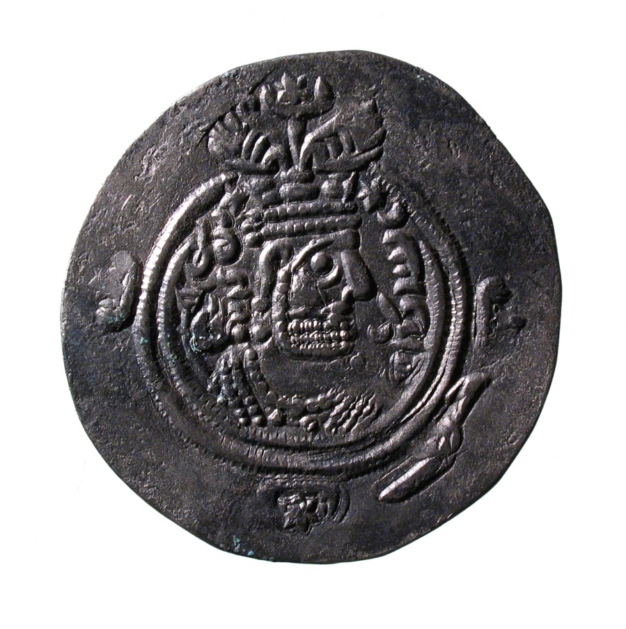 Những đồng xu được tìm thấy trong các ngôi mộ gần đó và những đồng bạc cổ của Tân đế quốc Ba Tư do một nhà sưu tầm tiền cổ quyên tặng.