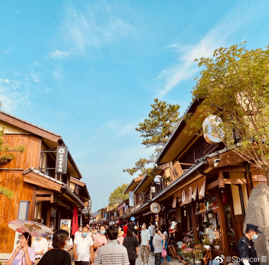 Tang Little Kyoto ở Trung Quốc - khu phố mô phỏng Kyoto - được đầu tư và phát triển bởi Tập đoàn Đại Liên Thụ Nguyên và bắt đầu xây dựng vào năm 2019 với toàn bộ chi phí lên tới 927 triệu đô. - Ảnh: Sina Weibo/Spencer姜