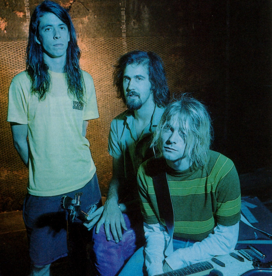 Kurt Cobain cùng các thành viên còn lại của Nirvana, trong ca khúc Smells Like Teen Spirit làm nên tên tuổi của cả ban nhạc