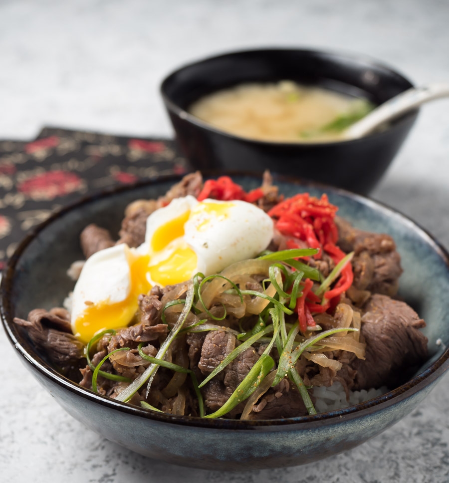 Donburi (cơm thố Nhật Bản) là một món cơm kèm cá, thịt, rau củ và các nguyên liệu khác được ăn trong thố.