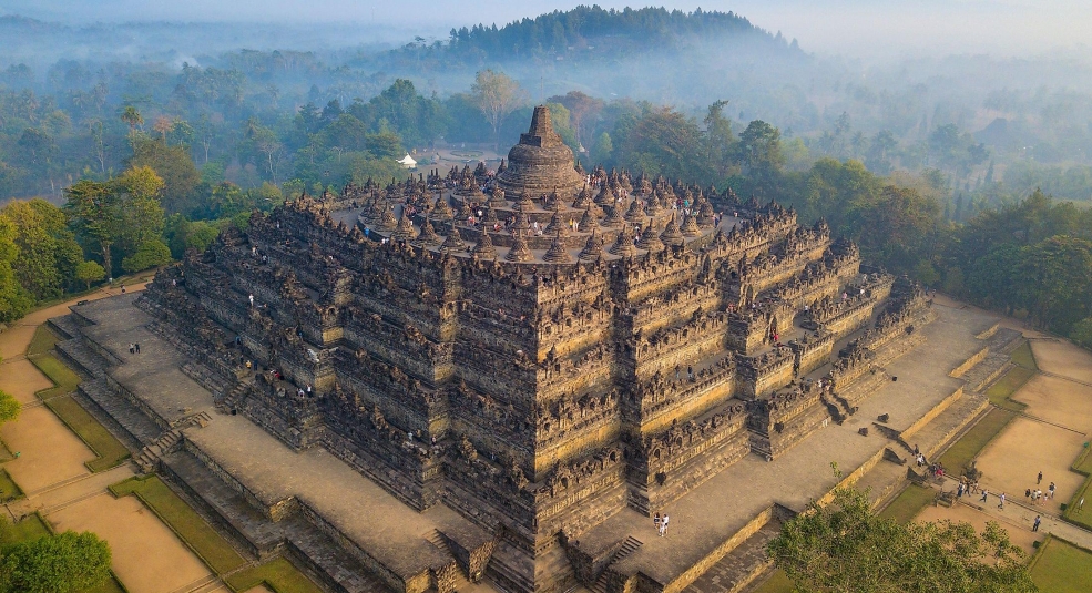 Du khách phải đi “dép đặc biệt” tại đền Borobudur